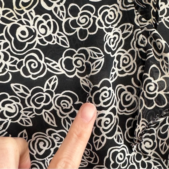 VTG Ann Taylor Womens Size 2 100% Silk Floral White Black Blouse Ruffle Preppy - Picture 4 of 10